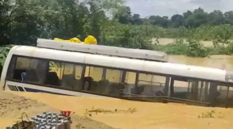 बस अनियंत्रित होकर नाले में गिरी