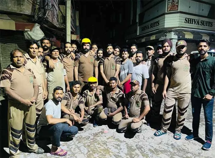 जान हथेली पर रख सेवादारों ने 6 घंटों में बुझाई भीष्ण आग