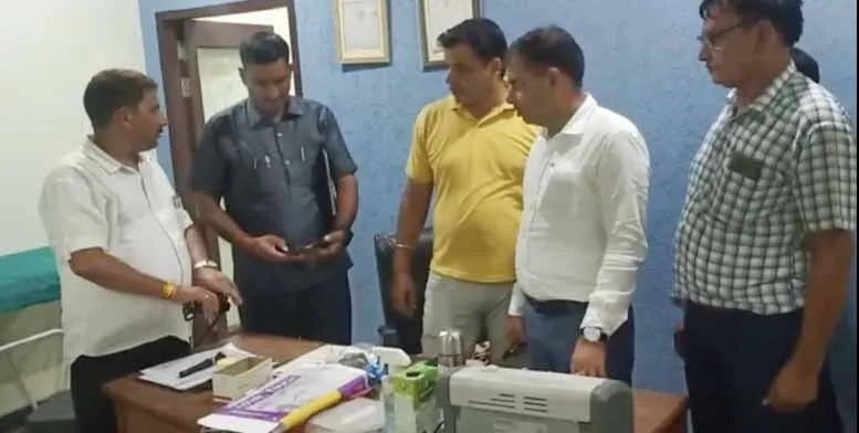 बिना डिग्री मरीजों का कर रहे थे इलाज, दो हिरासत में