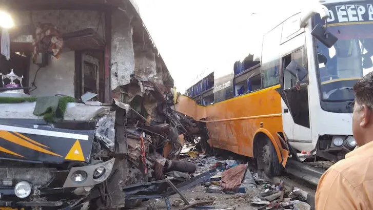 उत्तर प्रदेश में बस हादसा, 8 लोगों की दर्दनाक मौत, 20 घायल, बस के परखच्चे उड़े