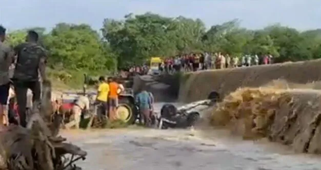 उत्तराखंड के रामनगर में पर्यटकों की कार नदी में बही, 9 की मौत