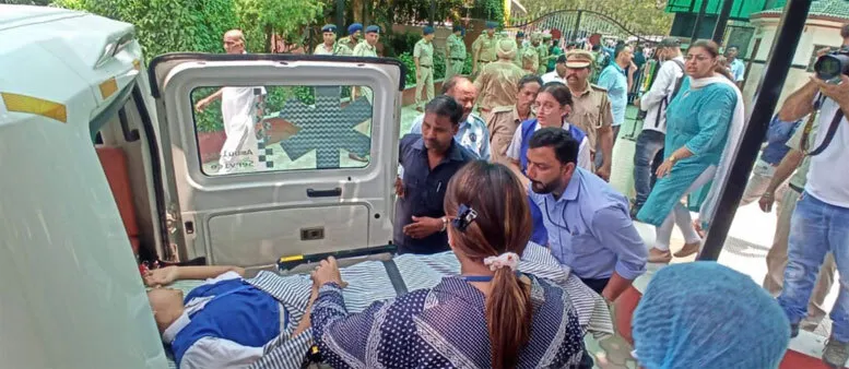 स्कूल में गिरा विशालकाय पेड़, बच्चे घायल