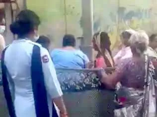 Delhi Safdarjung Hospital में गर्भवती महिला को नहीं किया भर्ती, साड़ी का पर्दा बना बच्चे को दिया जन्म