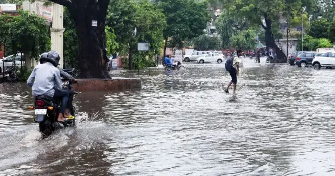 जोधपुर में बाढ़ जैसे हालात, जल भराव के कारण रेल यातायात प्रभावित