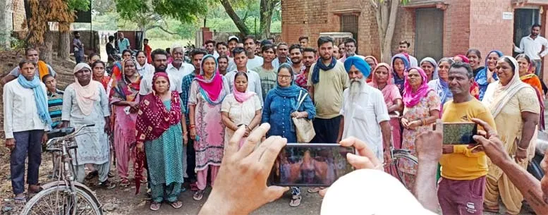 गेहूँ लेने को दर-दर भटक रहे लोग