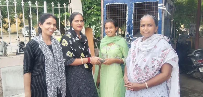 नगदी से भरा पर्स लौटाकर दिखाई ईमानदारी