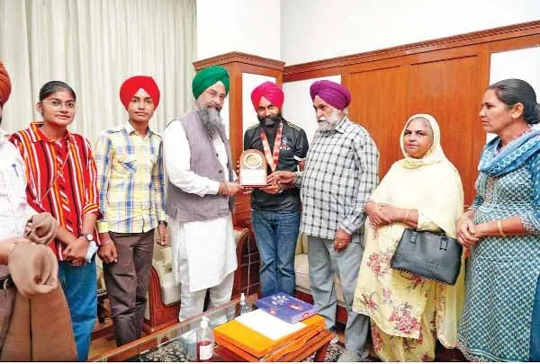 एशिया बुक ऑफ़ रिकॉर्ड होल्डर साईकिलिस्ट गुरप्रीत सिंह सम्मानित