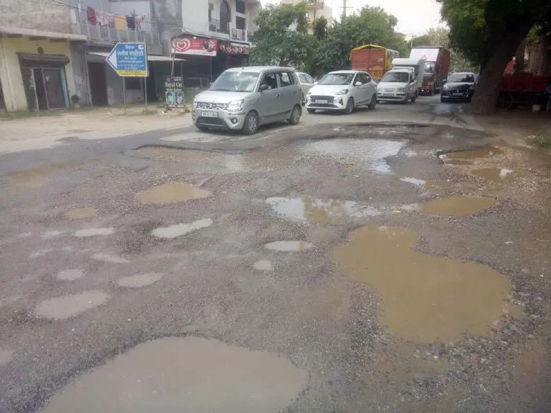 नए गुरुग्राम की टूटी सड़कों पर मेहरबानी, पुराने की बेकद्री