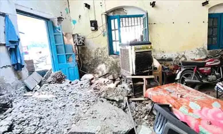 अंग्रेजों के जमाने में बनी बैरक का लैंटर व दीवार गिरी