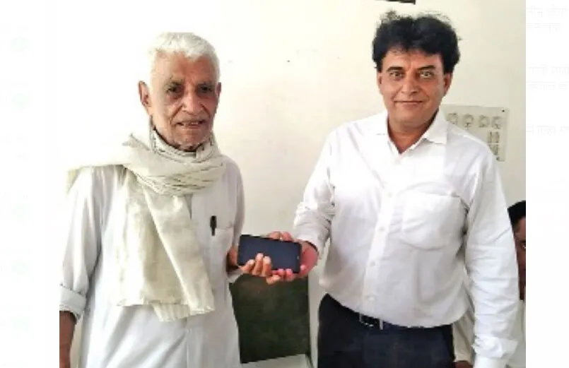 मोबाइल लौटाकर एडवोकेट भादू ने दिया ईमानदारी का परिचय