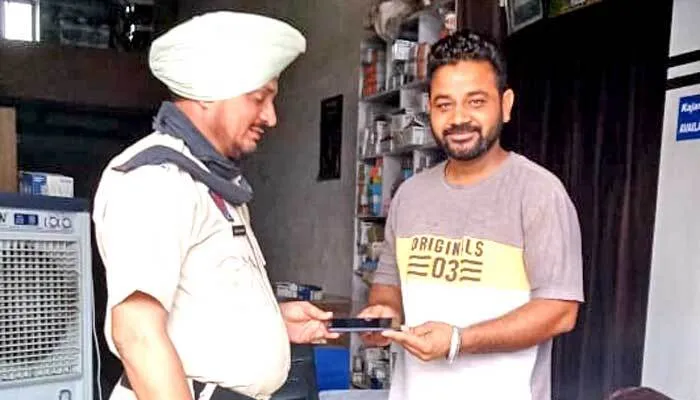 डेरा अनुयायी ने  मोबाईल लौटाकर दिखाई ईमानदारी