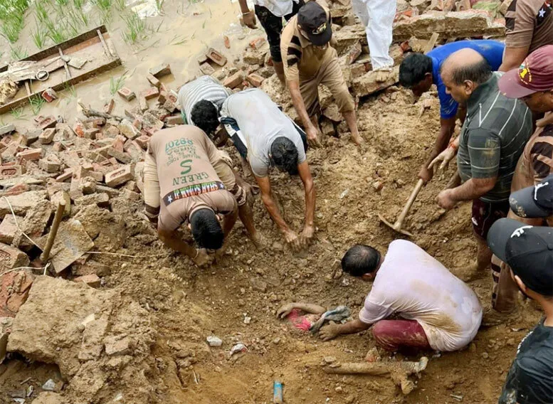 भारी बारिश से जमींदोज हुआ मकान, 4 की मौत, बचाव कार्य में जुटे ग्रीन एस फोर्स विंग के जवान