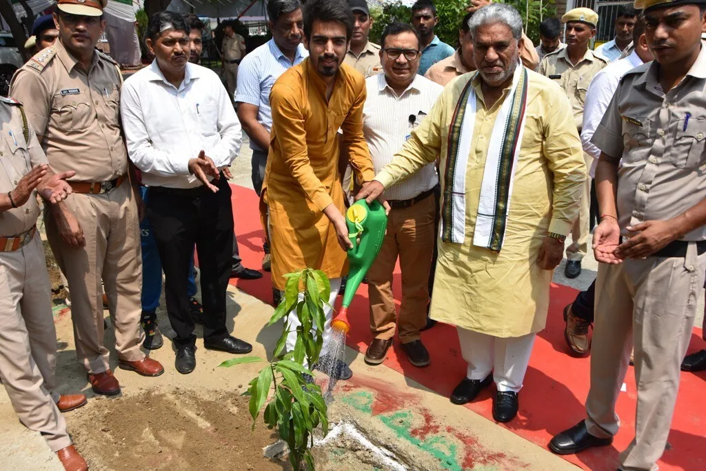 खेतों में पौधों को ना काटें, जंगलो को ना काटें बल्कि ज्यादा से ज्यादा पौधे लगाएं… सांसद पंवार