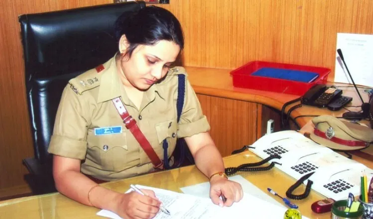 आईपीएस डी रूपा ने भाजपा नेता को गिरफ्तार न करने के लिए पुलिस को घेरा