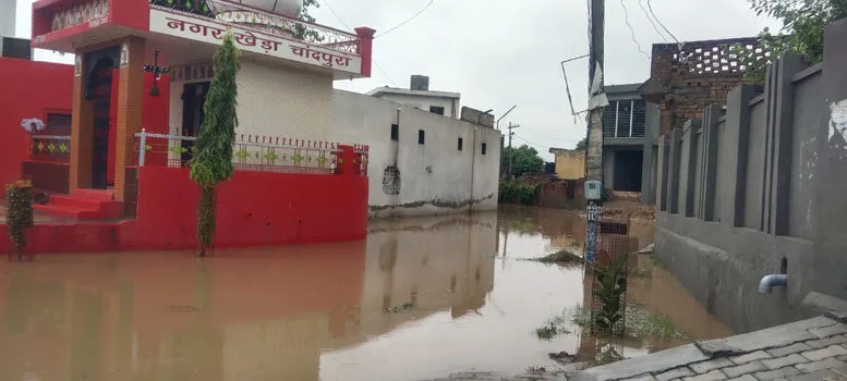 भारी बरसात से गिरा मजदूर का मकान