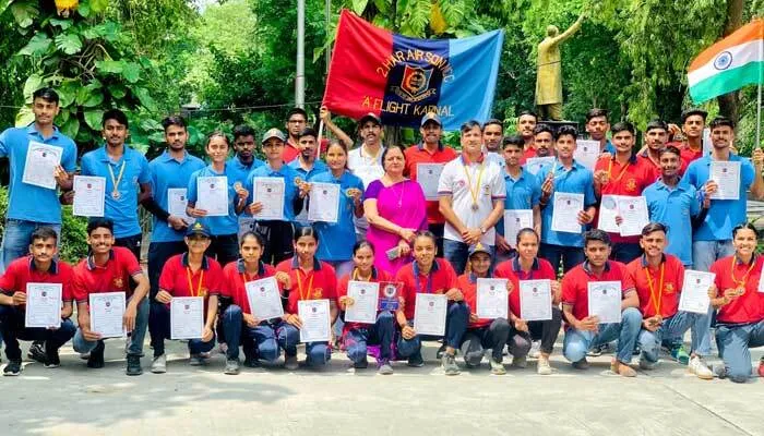 मेडल जीतकर लौटे कैडेट्स का स्वागत, कॉलेज प्रिंसिपल ने थपथपाई पीठ