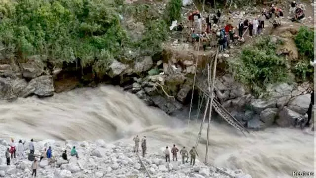 Kedarnath दर्शन कर वापस लौट रहे तीर्थयात्रियों की कार नदी में गिरी, सभी लापता