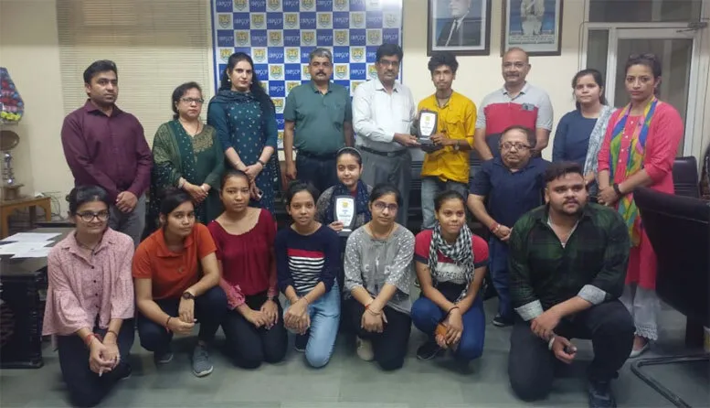 बीसीए तृतीय सेमेस्टर के छात्र रोहित और निकिता आए मेरिट सूची में