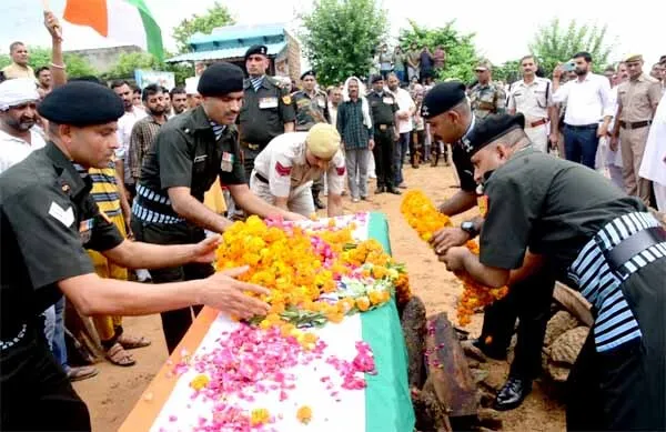 सैनिक सम्मान के साथ शहीद सुरेश कुमार को दी अंतिम विदाई