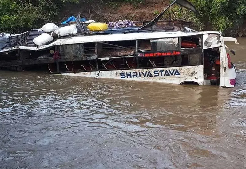 Bus Fell In Narmada River : रेलिंग तोड़ कर पुल से गिरी बस, 12 लोगों के शव निकाले गए, , 15 का रेस्क्य