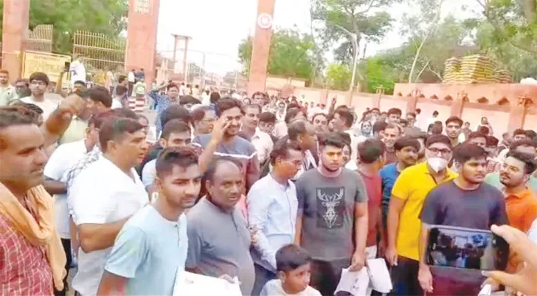 नीट के हिंदी माध्यम विद्यार्थियों में इंग्लिश का प्रश्न पत्र वितरित