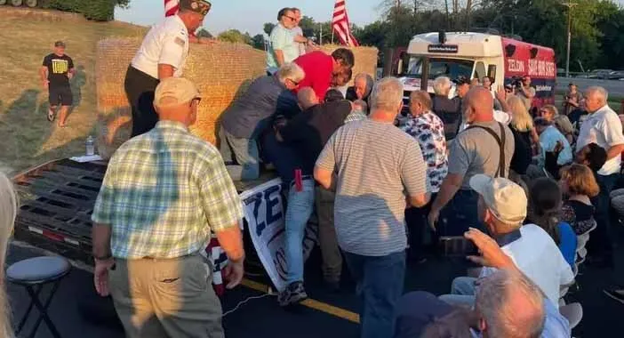NewYork के गवर्नर उम्मीदवार Lee Zeldin पर चाकू से हमला
