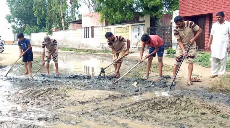नुहियांवाली में साध-संगत ने की मुख्य रास्ते पर गंदे पानी की निकासी