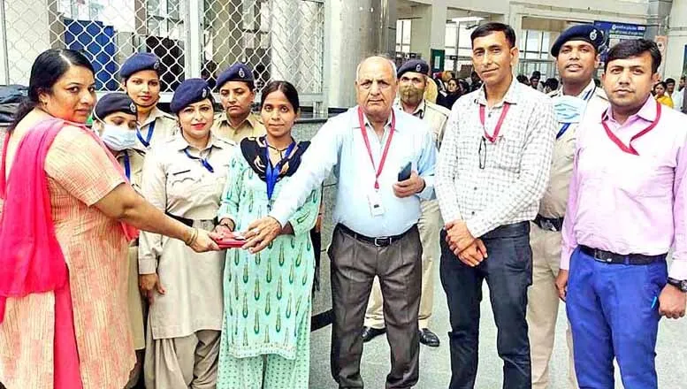 पीजीआई में सुरक्षाकर्मी ने महिला मरीज का नकदी से भरा पर्स लौटाकर पेश की मिसाल
