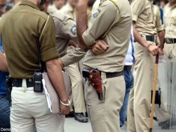 कुलगाम में 2 आतंकवादियों ने किया आत्मसमर्पण: पुलिस