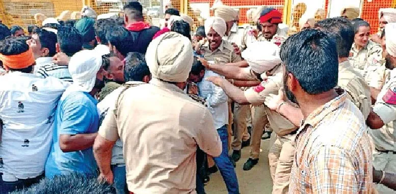 बेरोजगार पीटीआई अध्यापकों और पुलिस के बीच हुई तीखी झड़प