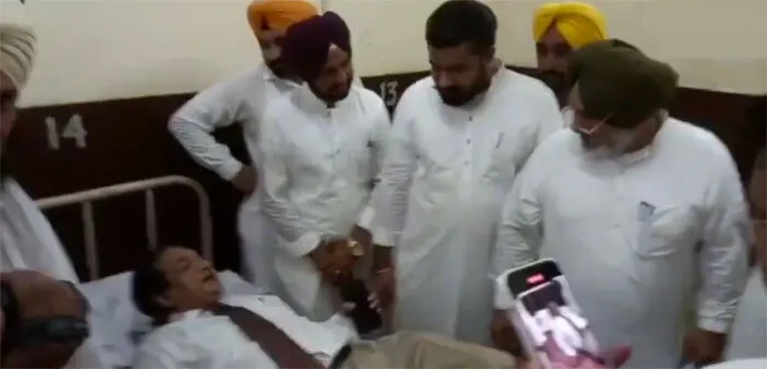 पंजाब के स्वास्थ्य मंत्री ने वीसी चांसलर को गंदे फटे गद्दे पर लिटाया, वीसी ने दिया इस्तीफा