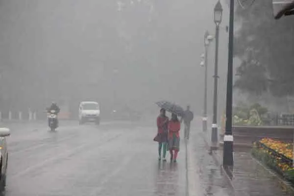 दिल्ली में मौसम सुहावना, बारिश की आहट
