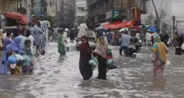 Pakistan: मूसलाधार बारिश ने ली 27 लोगों की जान