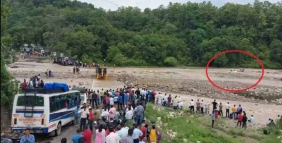 बड़ा हादसा टला: तेज बहाव की चपेट में आए चार शिक्षकों की जिंदगी बची