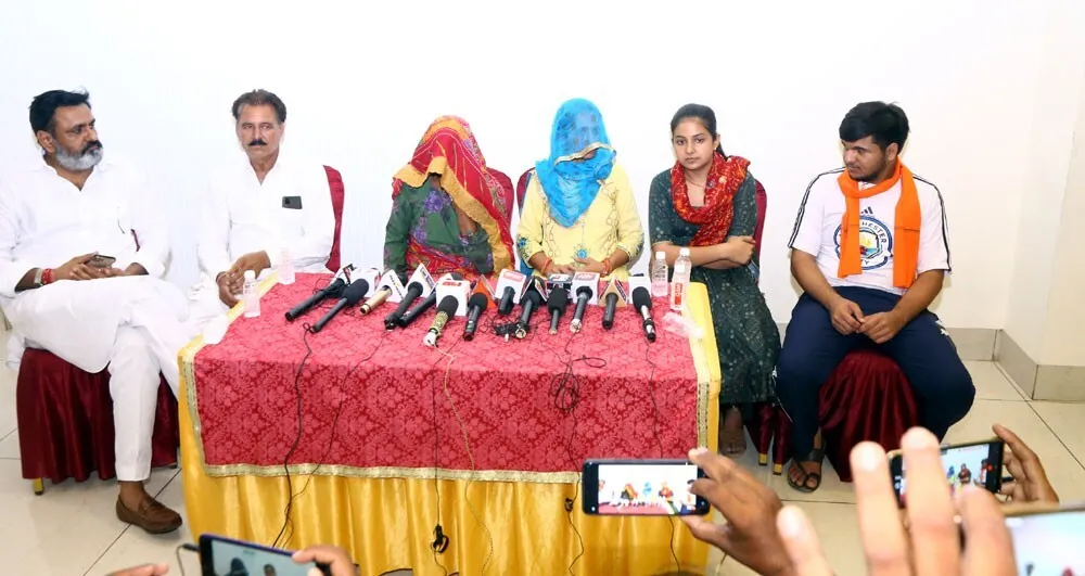 ‘पुलिस ने सरपंच पुत्र को षड्यंत्रपूर्वक फंसाया’