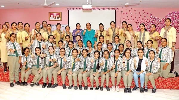 सीबीएसई 10वीं: शाह सतनाम जी गर्ल्स स्कूल में होनहार छात्राओं के साथ पेरेंट्स का हुआ सम्मान