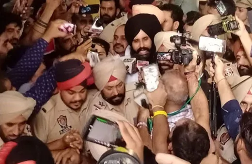 दुष्कर्म मामले में सिमरजीत बैंस ने चार साथियों सहित कोर्ट में किया आत्मसमर्पण