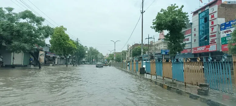 झमाझम बारिश से मौसम हुआ सुहावना, सरसा शहर में 3 फुट तक भरा पानी