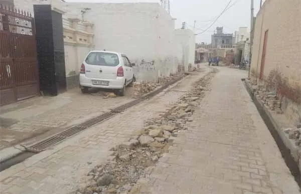 बिना अनुमति के तोड़ दी करोड़ों रुपये की गलियां