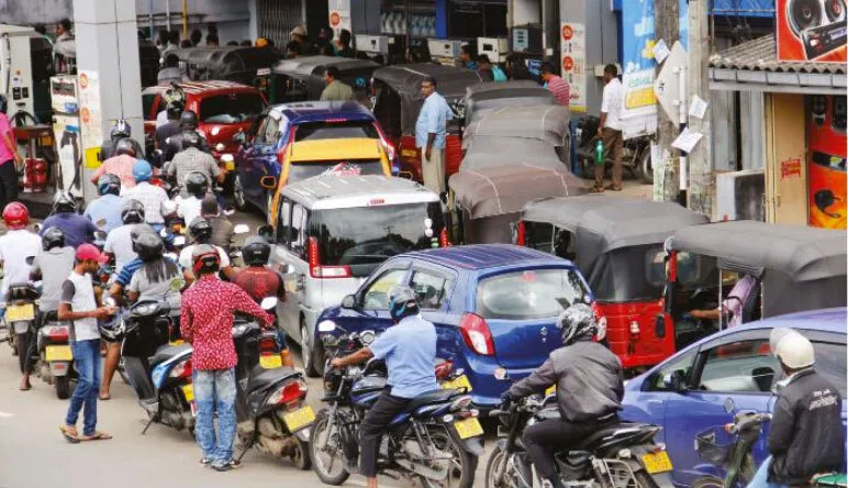 Sri Lanka Crisis : राष्ट्रपति के इस्तीफे के घोषणा के बाद भी श्रीलंका का ईंधन संकट और बिगड़ा