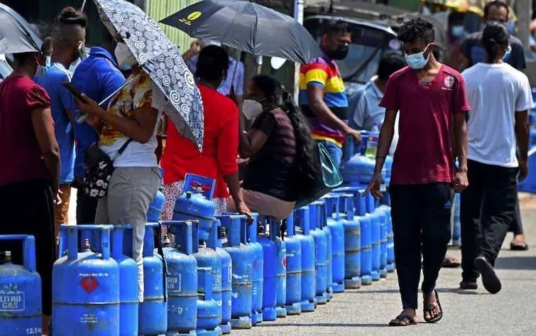 Sri Lanka Crisis : देश में नहीं मिल रहा सिलेंडर, लकड़ी जलाकर बना रहे खाना