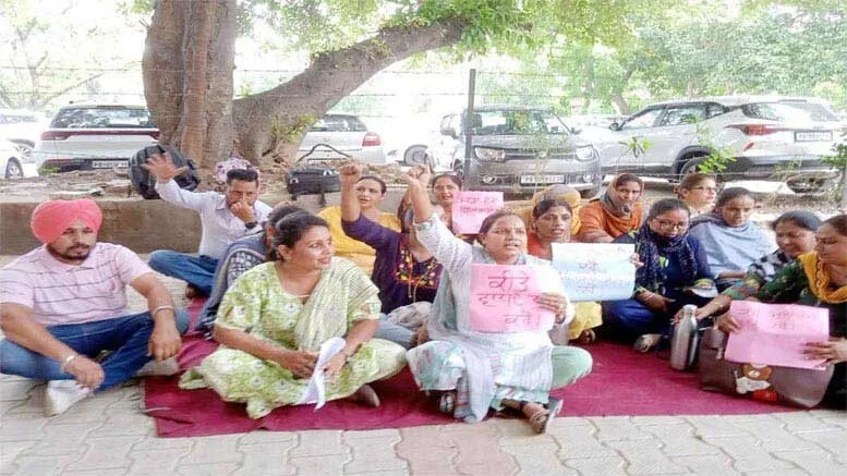 रैगुलर करने की मांग को लेकर टीचरों ने दिया धरना
