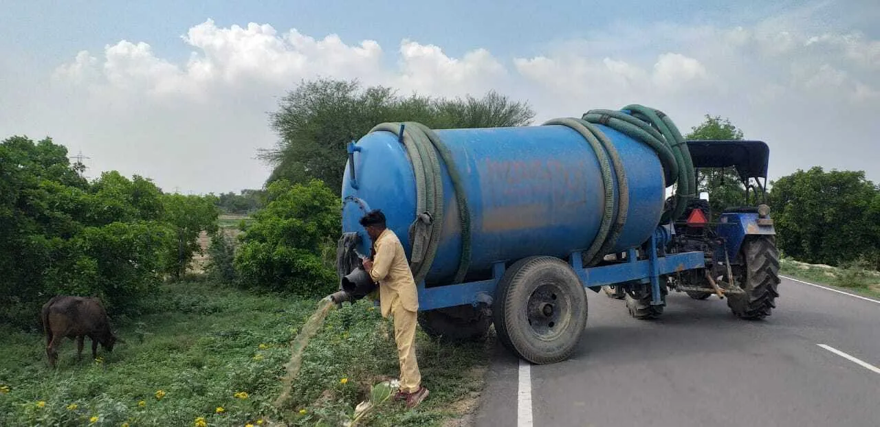 गड्ढों से निकाले मल मूत्र को खुले में डालकर बीमारियों को न्यौता दे रहे सेफ्टी टैंक मालिक