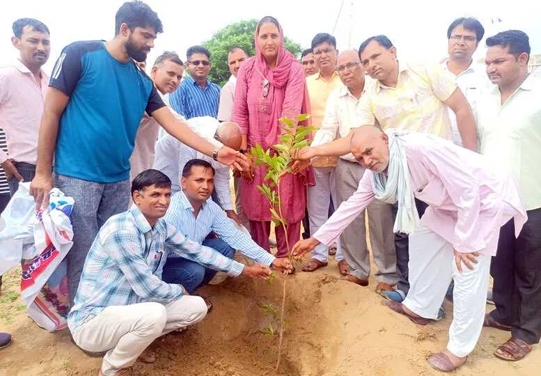 वृक्षारोपण को जन आंदोलन बनाने की जरूरत