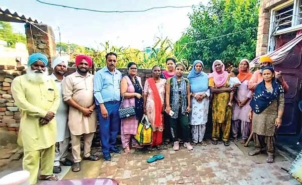 बदहाल महिला को डेरा श्रद्धालुओं ने परिजनों से मिलाया