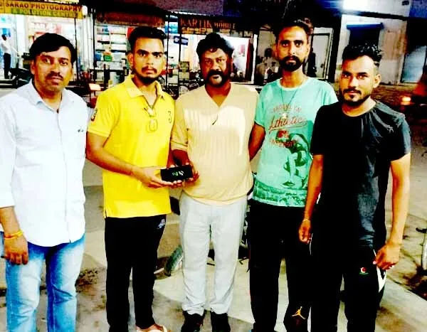 कीमती फोन लौटा गुरजंट इन्सां ने दिया ईमानदारी का परिचय