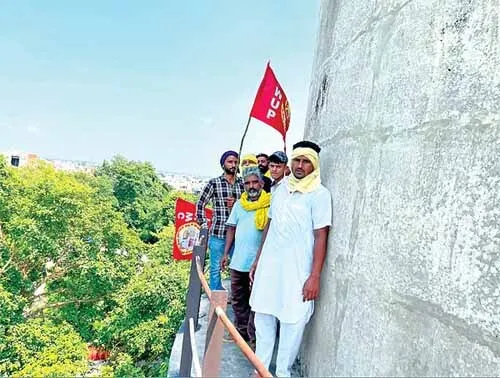 Firozpur: जल सप्लाई कॉन्ट्रैक्ट वर्कर यूनियन के वर्कर चढ़े टंकी पर