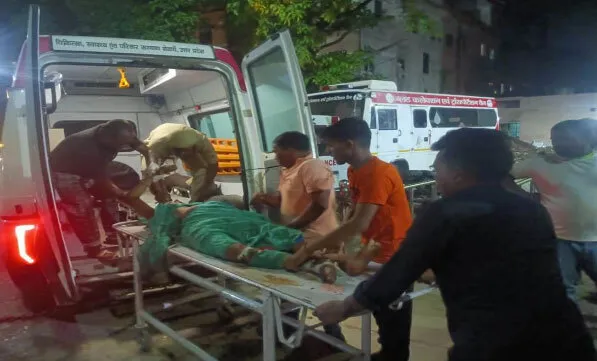 कार डिवाइडर से टकराई, 5 लोगों की दर्दनाक मौत
