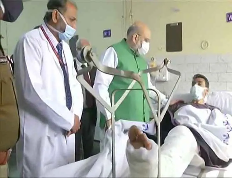 आईटीबीपी के घायल जवानों से अस्पताल में मिले शाह