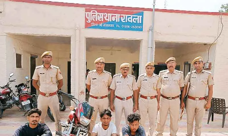 चार युवक भारी मात्रा में हेरोइन सहित गिरफ्तार, एक मोटरसाइकिल जब्त